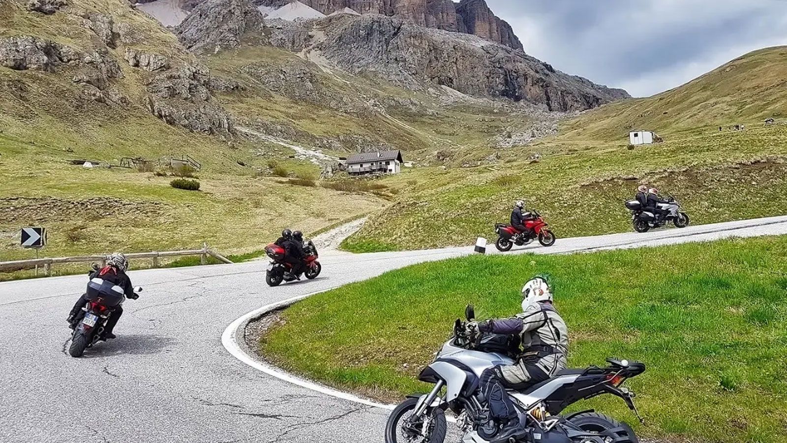 Μέσα στην ομάδα καλό είναι να αποφεύγονται οι προσπεράσεις χωρίς συνεννόηση. Οι αλλαγές θέσεων δημιουργούν σύγχυση και συχνά χαλάνε τον ρυθμό της πορε