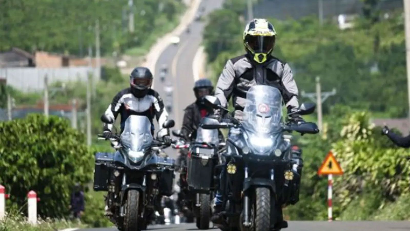 Σε μια ομάδα, ακόμη και ένα μικρό λάθος μπορεί να μεταφερθεί σε όλους. Ένα απότομο φρενάρισμα, μια κακή αλλαγή λωρίδας ή μια ξαφνική επιτάχυνση αρκούν