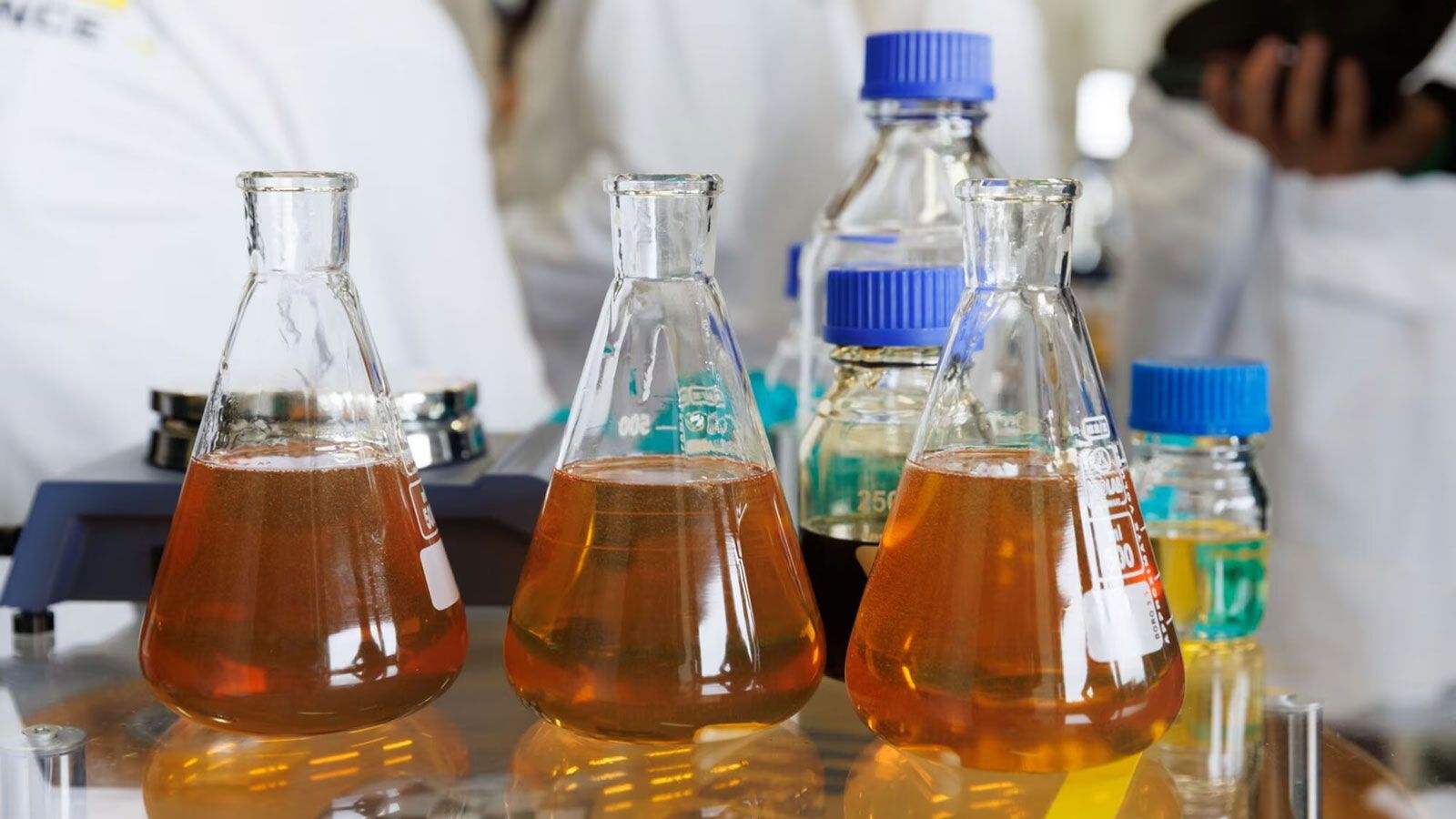 Δοκιμή και ανάλυση συνθετικού λαδιού κινητήρα σε εργαστήριο χημικών λιπαντικών