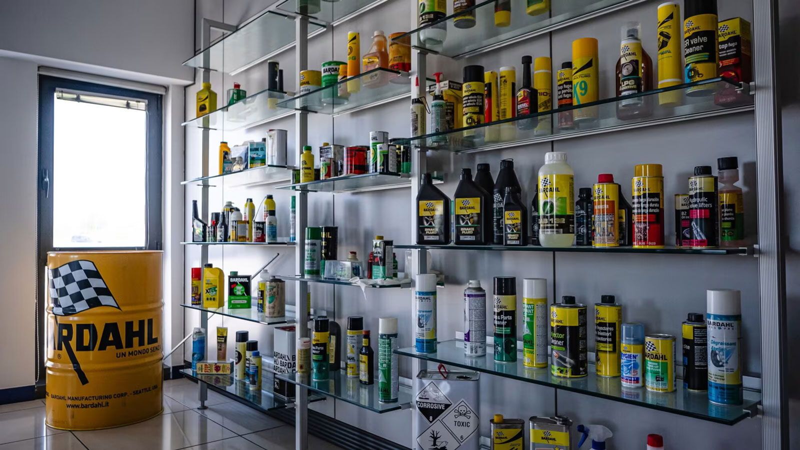 Ράφια με λιπαντικά και λάδια κινητήρα μοτοσυκλέτας σε κατάστημα ανταλλακτικών