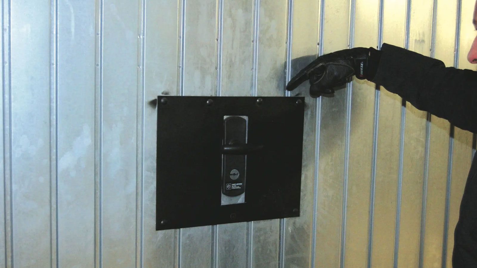 Μεταλλική πλάκα ενίσχυσης γύρω από την κλειδαριά πόρτας γκαράζ, προσφέροντας αυξημένη αντικλεπτική προστασία.