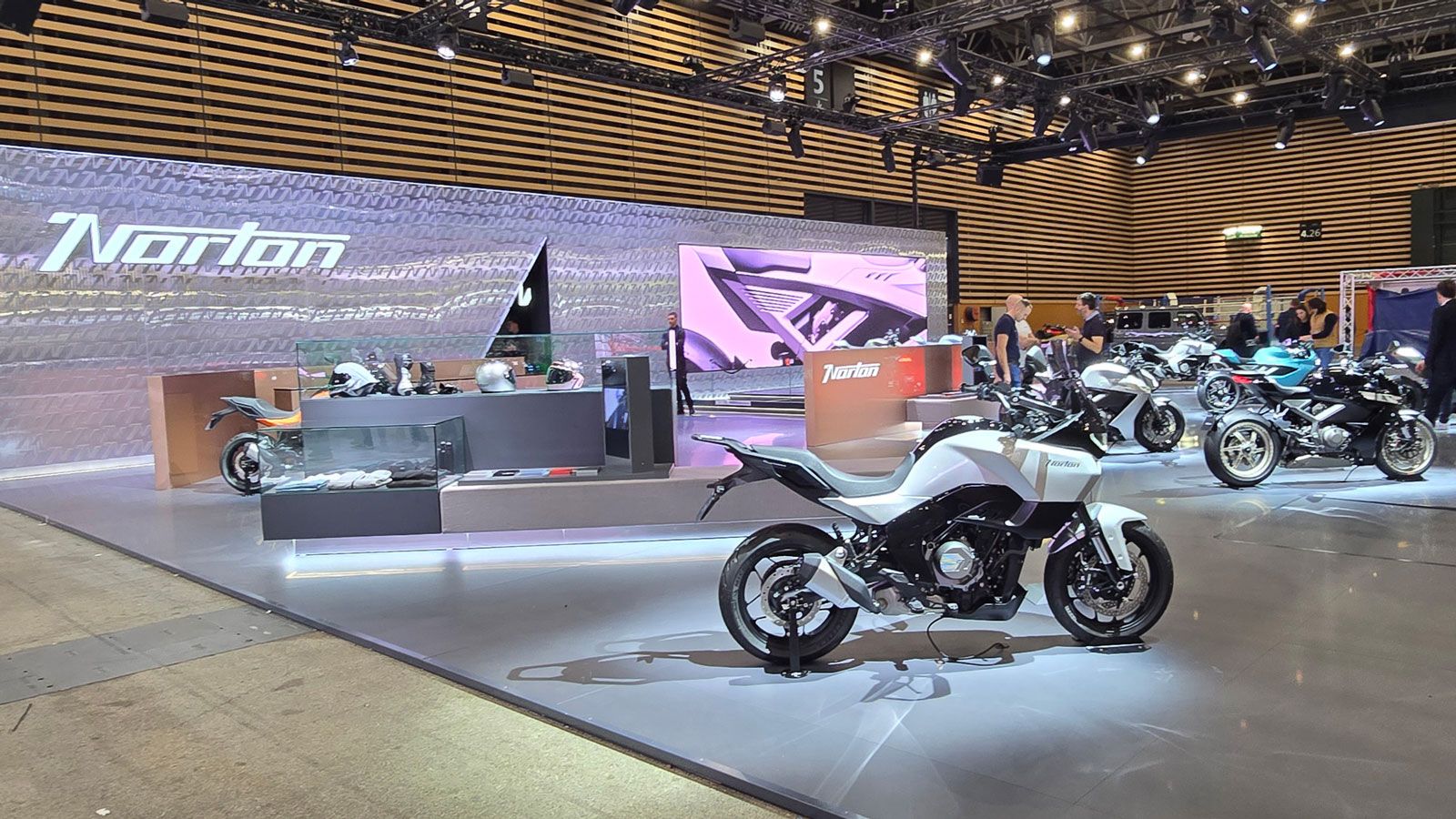  Norton, ιστορική βρετανική μάρκα που ανήκει πλέον στον όμιλο TVS, φέρνει μαζί της αγωνιστική κληρονομιά και υψηλές προδιαγραφές κατασκευής. Η συνδυασ