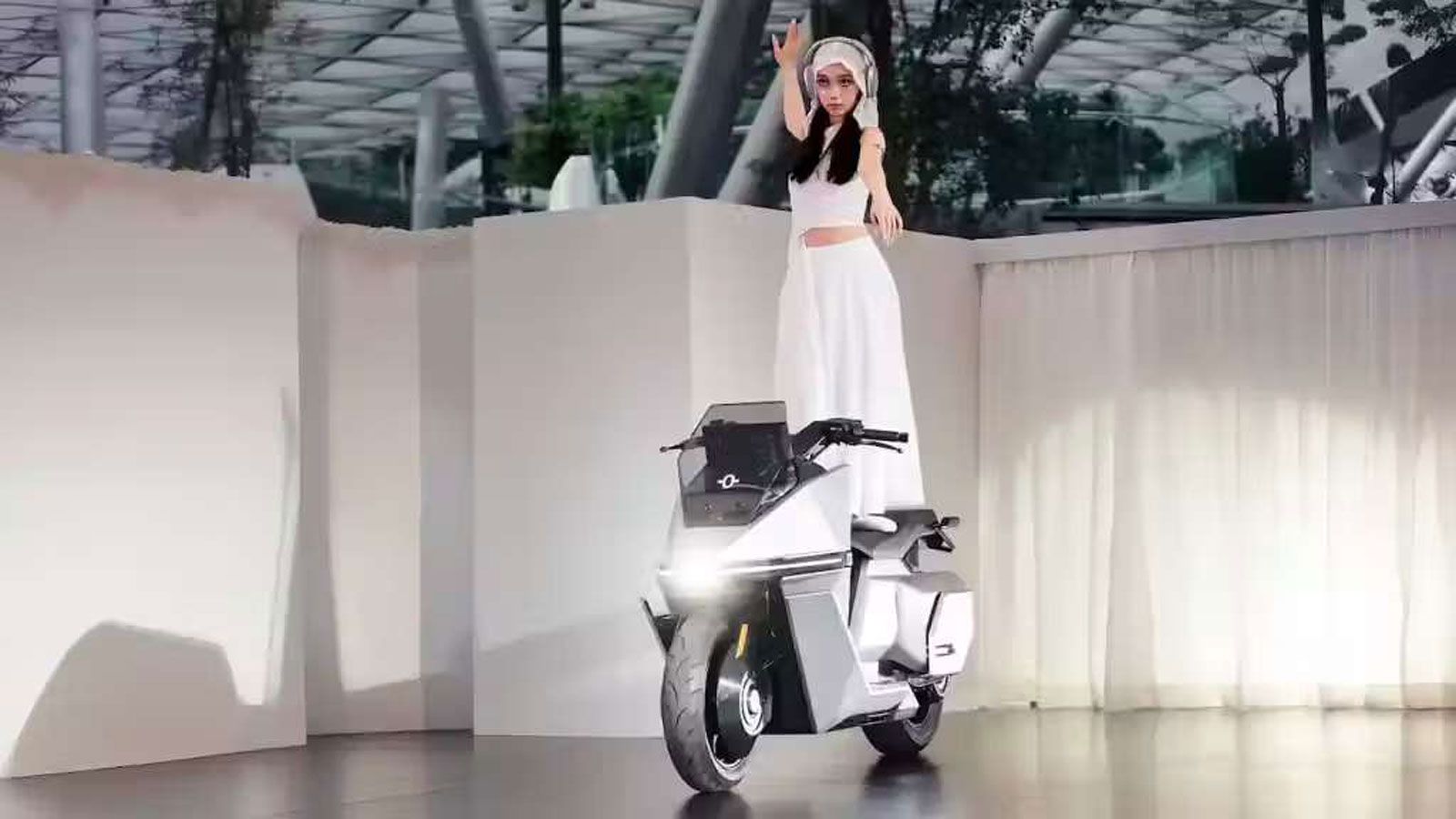 Scooter που παρκάρει μόνο του στην παραγωγή με τιμή 3.500 ευρώ!