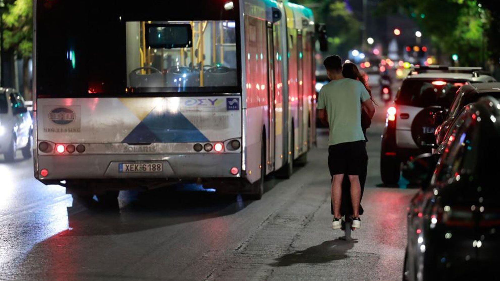 Ηλεκτρικά πατίνια εκτός ελέγχου - Με πόσα πήγαινε στη Συγγρού πριν τον πιάσουν