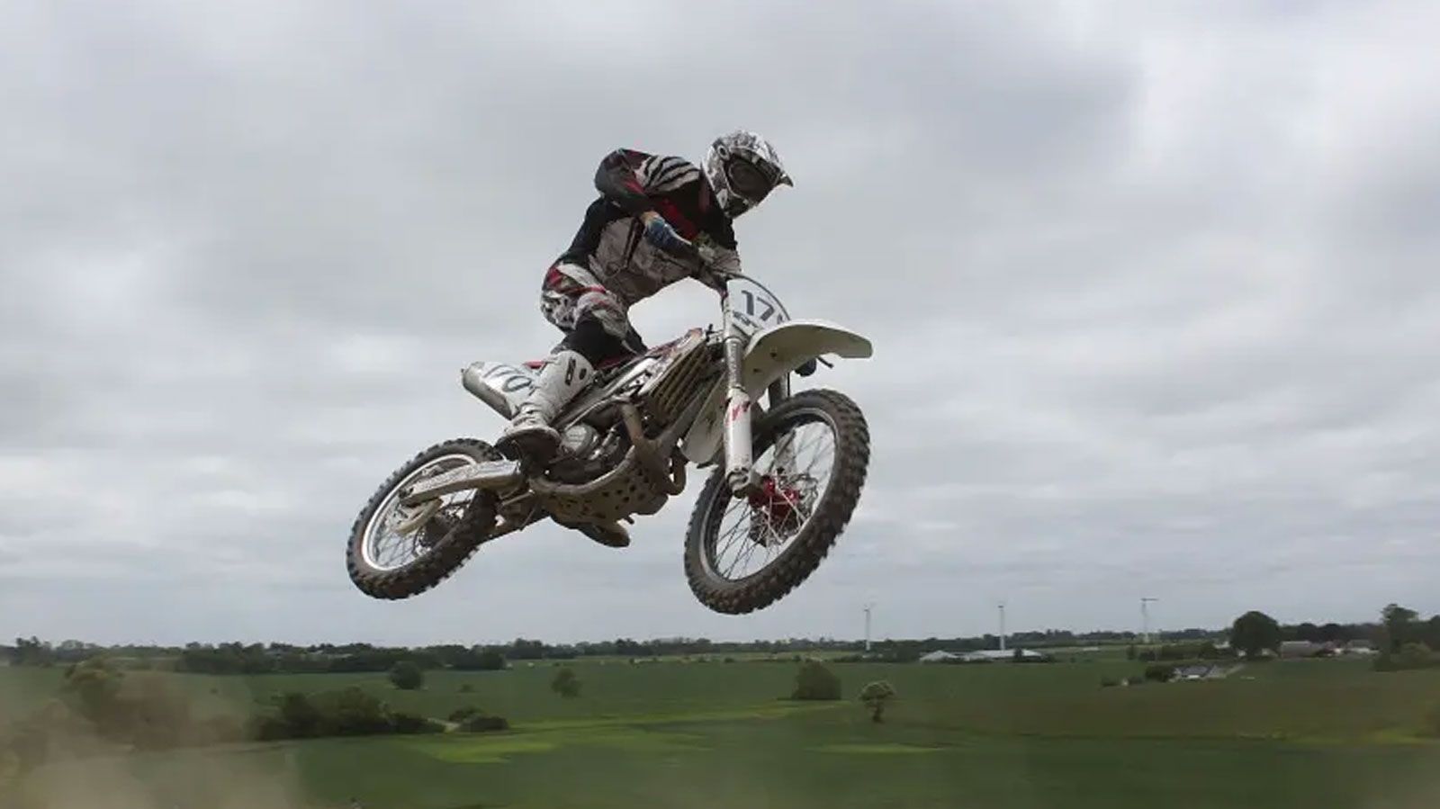 Όταν η μοτοσυκλέτα κινείται, η ταχύτητα κλείστρου γίνεται κρίσιμη. Υψηλή ταχύτητα παγώνει τη δράση, ιδανική για σπορ λήψεις. Χαμηλότερη ταχύτητα, με τ