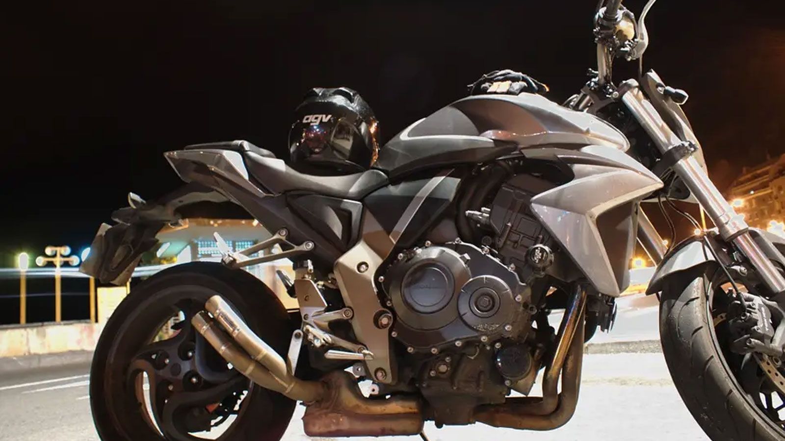 Το σωστό κάδρο στη φωτογράφιση μοτοσυκλέτας μπορεί να αλλάξει εντελώς την εικόνα. Μια χαμηλή γωνία λήψης κάνει τη μοτοσυκλέτα να δείχνει πιο επιβλητικ