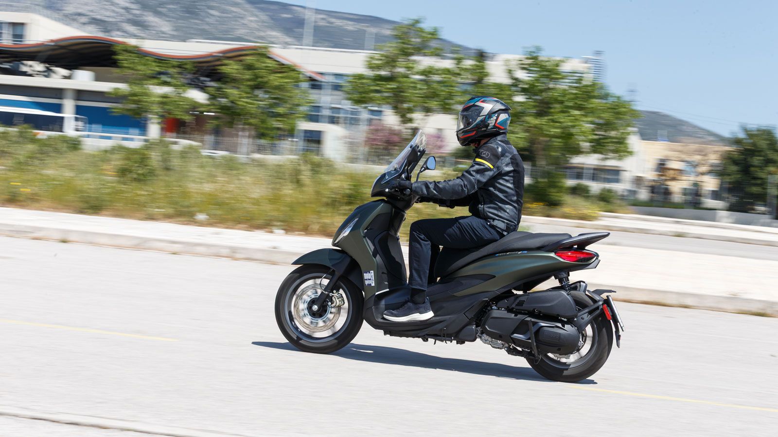 Στην πράξη, το Beverly 400 έχει δύναμη για να κινηθείς άνετα στην πόλη και να προσπεράσεις γρήγορα, αλλά και για να πραγματοποιήσεις ταξίδι με ταχύτητ