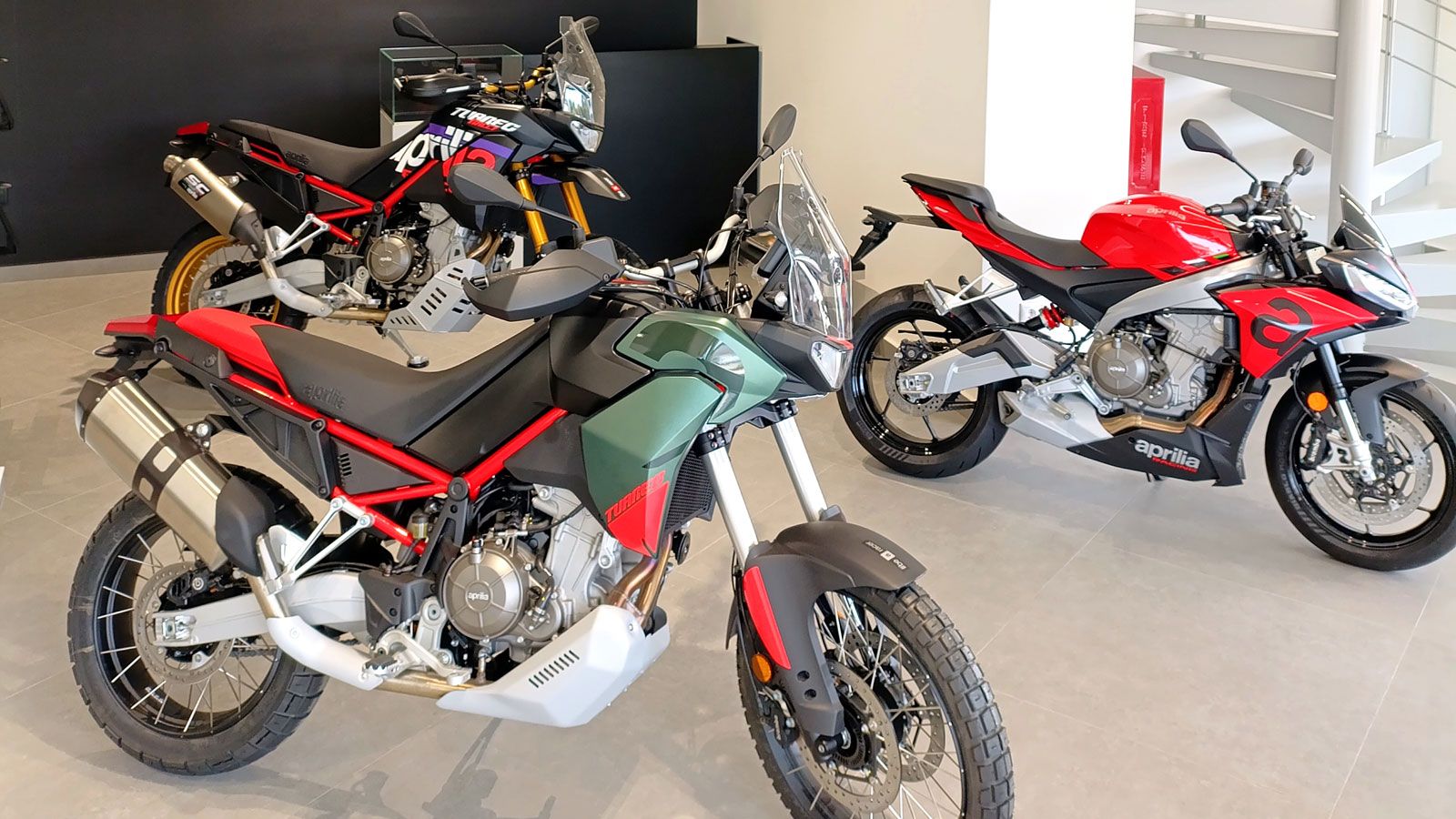 Η εταιρεία, με τέσσερα καταστήματα πώλησης και δύο συνεργεία στην Αττική, καθώς και κάθετη μονάδα στον Βόλο, συνεχίζει την αναπτυξιακή της πορεία επεν