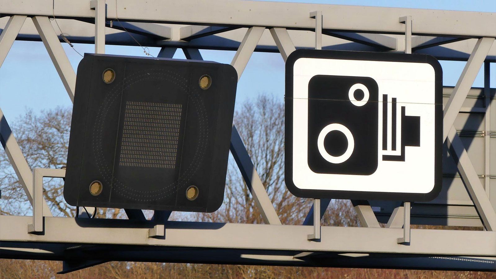 Πινακίδα για Κάμερες στην αρχή και στο τέλος των αυτοκινητόδρομων.