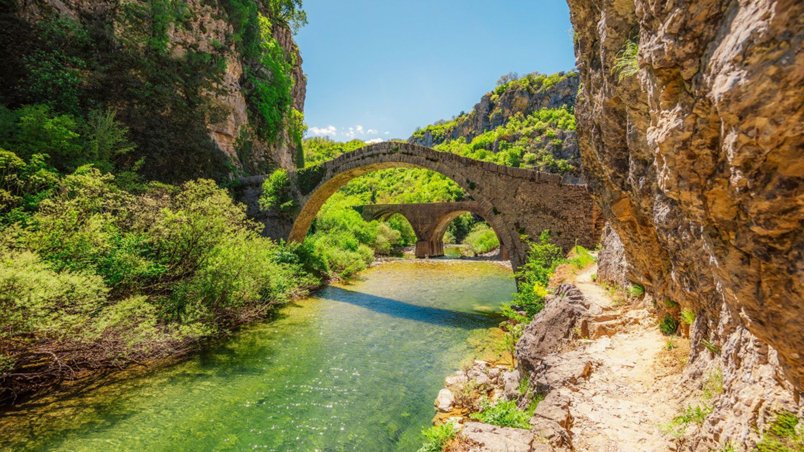 Οι δρόμοι ανεβαίνουν σταδιακά στην οροσειρά της Τύμφης, περνώντας μέσα από πυκνά δάση, πέτρινα χωριά και τοπία που αλλάζουν διαρκώς όσο αυξάνεται το 