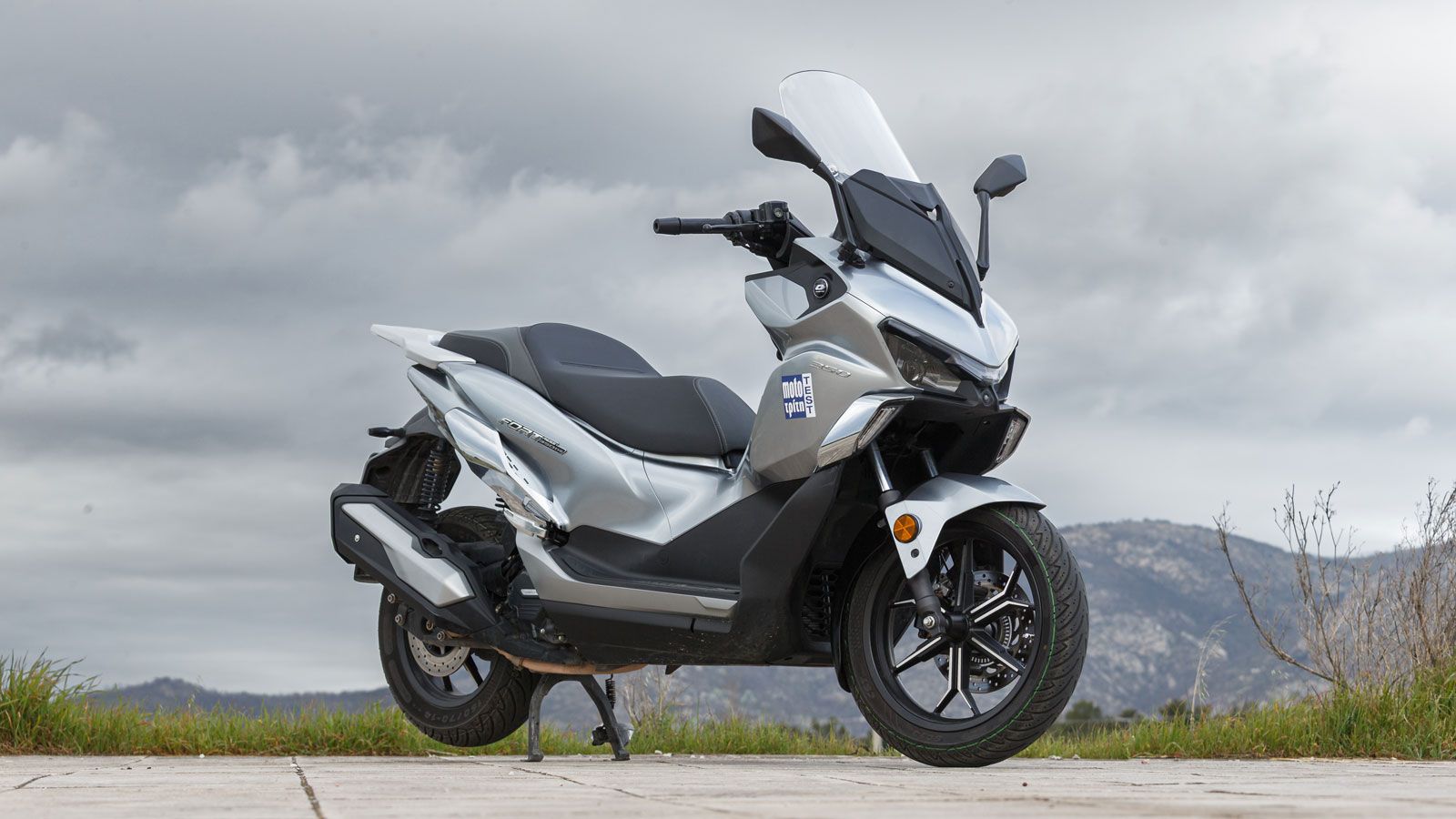 Η ζελατίνα είναι ψηλή και ενσωματώνεται ομαλά στο πάνω μέρος του κουστουμιού, δίνοντας GT χαρακτήρα χωρίς να δείχνει ογκώδης. 