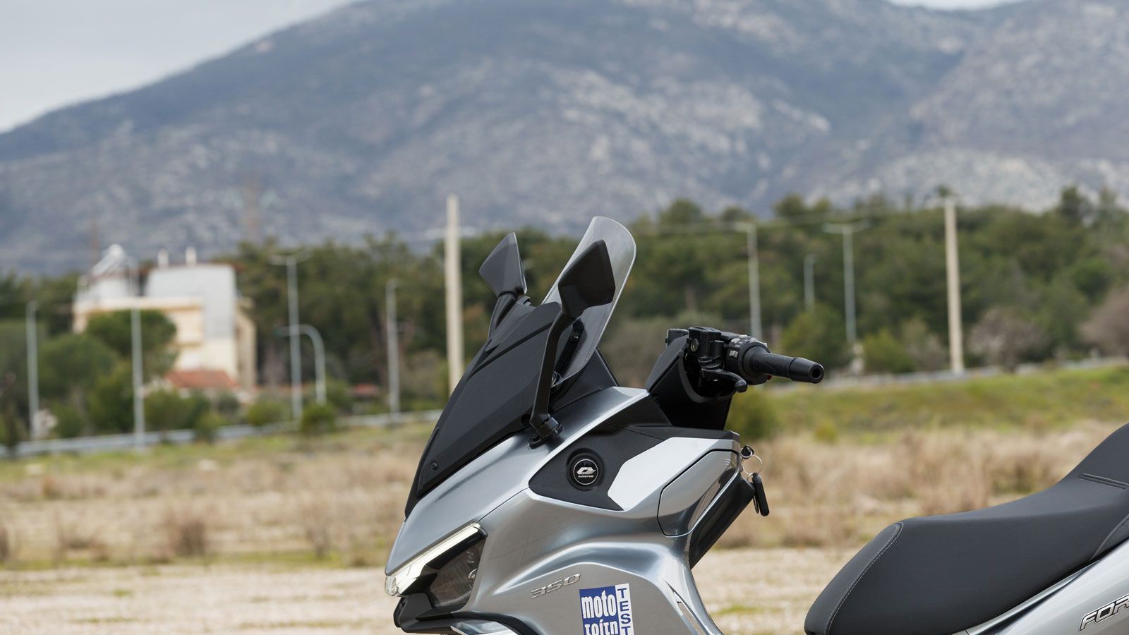 Η ηλεκτρικά ρυθμιζόμενη ζελατίνα προσφέρει ουσιαστική προστασία από τον αέρα, ενώ μπορείς να την προσαρμόσεις εν κινήσει, κάτι που αλλάζει άμεσα την ε