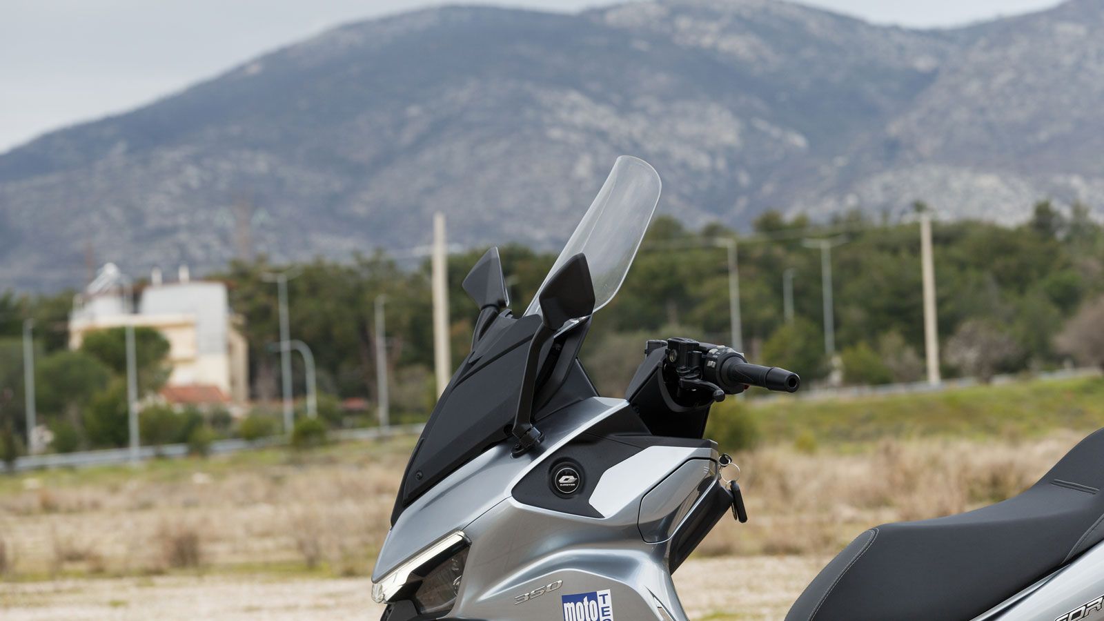 Η ηλεκτρικά ρυθμιζόμενη ζελατίνα προσφέρει ουσιαστική προστασία από τον αέρα, ενώ μπορείς να την προσαρμόσεις εν κινήσει, κάτι που αλλάζει άμεσα την ε