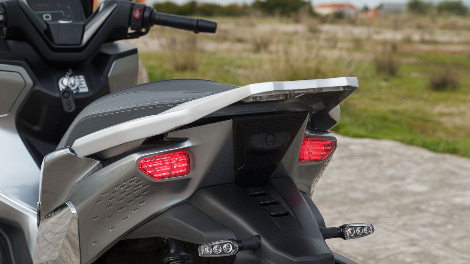 Σε επίπεδο ποιότητας, τα πλαστικά είναι καλοσυναρμολογημένα, με σωστές εφαρμογές και χωρίς κενά. 