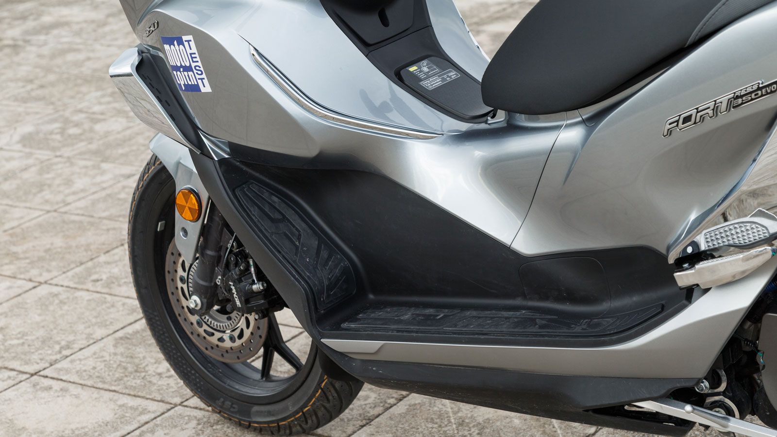 Το QJMOTOR Fort 350 EVO έχει ξεκάθαρο GT προσανατολισμό και αυτό φαίνεται από την πρώτη στιγμή που κάθεσαι στη σέλα. 