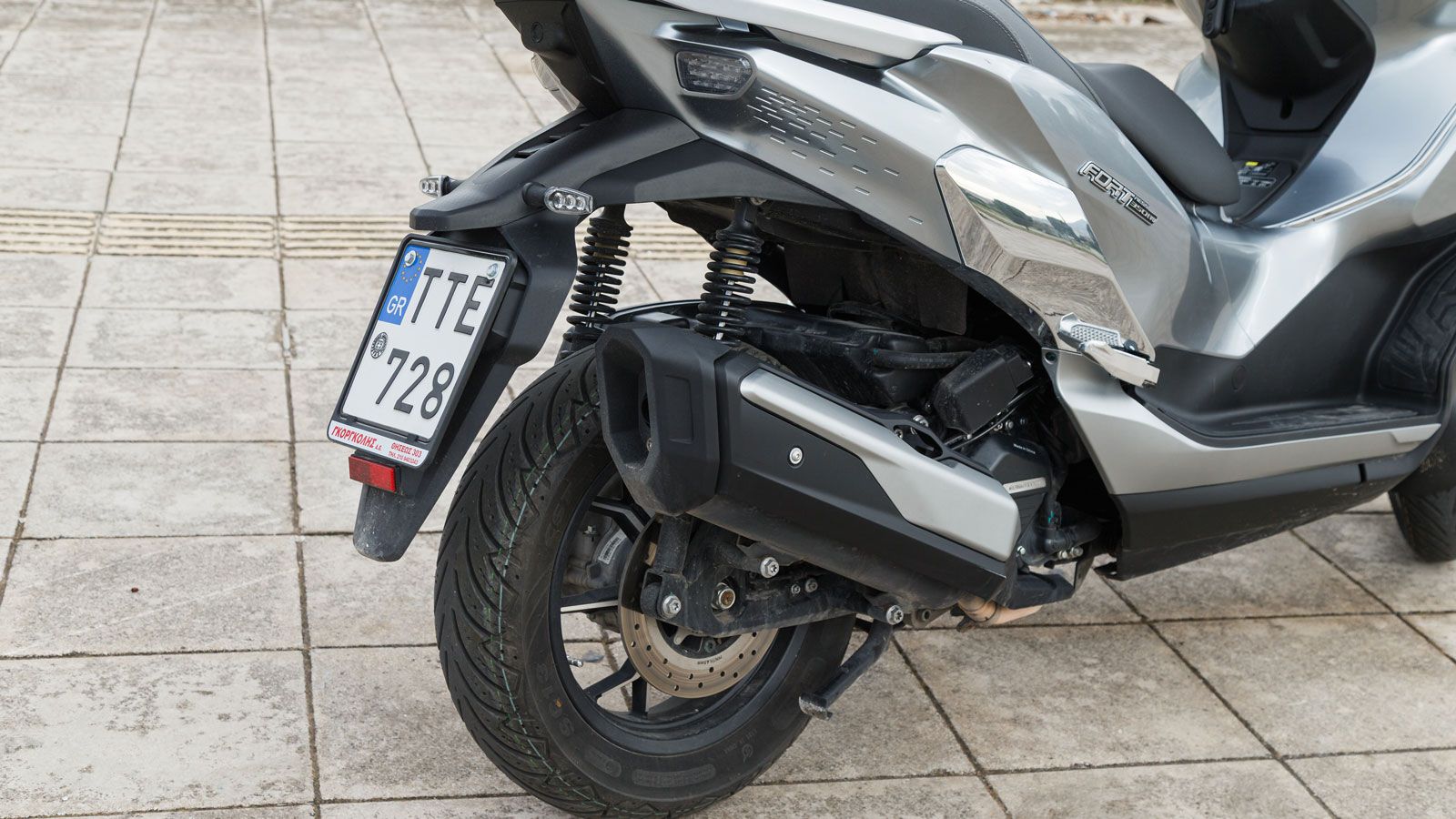  Πίσω, τα δύο ρυθμιζόμενα αμορτισέρ επιτρέπουν προσαρμογή ανάλογα με το φορτίο ή το συνεπιβάτη.