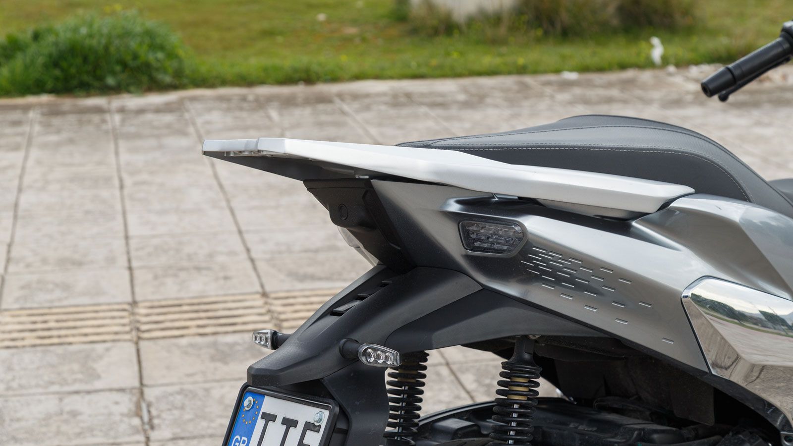 Στο πλάι, οι γραμμές ρέουν καθαρά από το εμπρός τμήμα προς το πίσω μέρος, με έντονες επιφάνειες και ξεκάθαρες γωνίες.