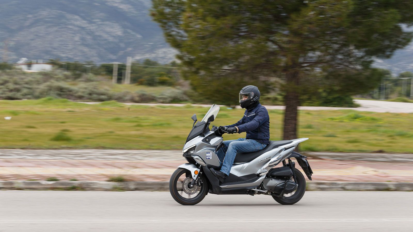 Οι κραδασμοί είναι σχεδόν μηδαμινοί. Ο κινητήρας λειτουργεί πολιτισμένα, χωρίς ενοχλητικές δονήσεις. Σε καθημερινή χρήση αυτό κάνει τεράστια διαφορά.