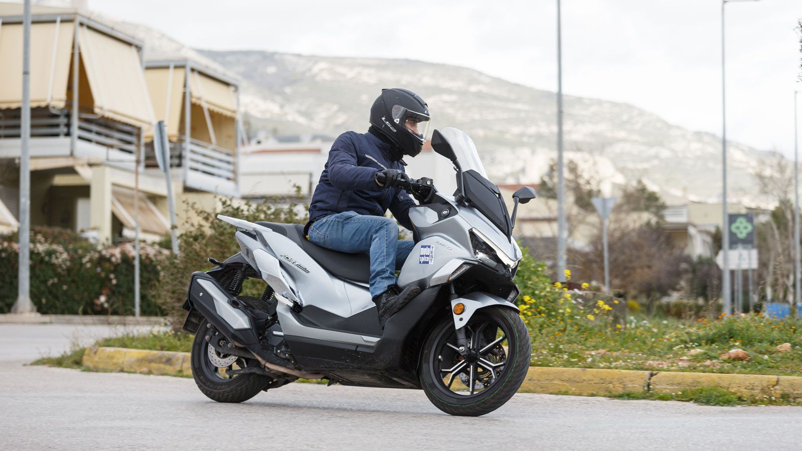 Το QJMOTOR Fort 350 EVO μοιάζει να έχει προσγειωθεί από άλλη τροχιά. 