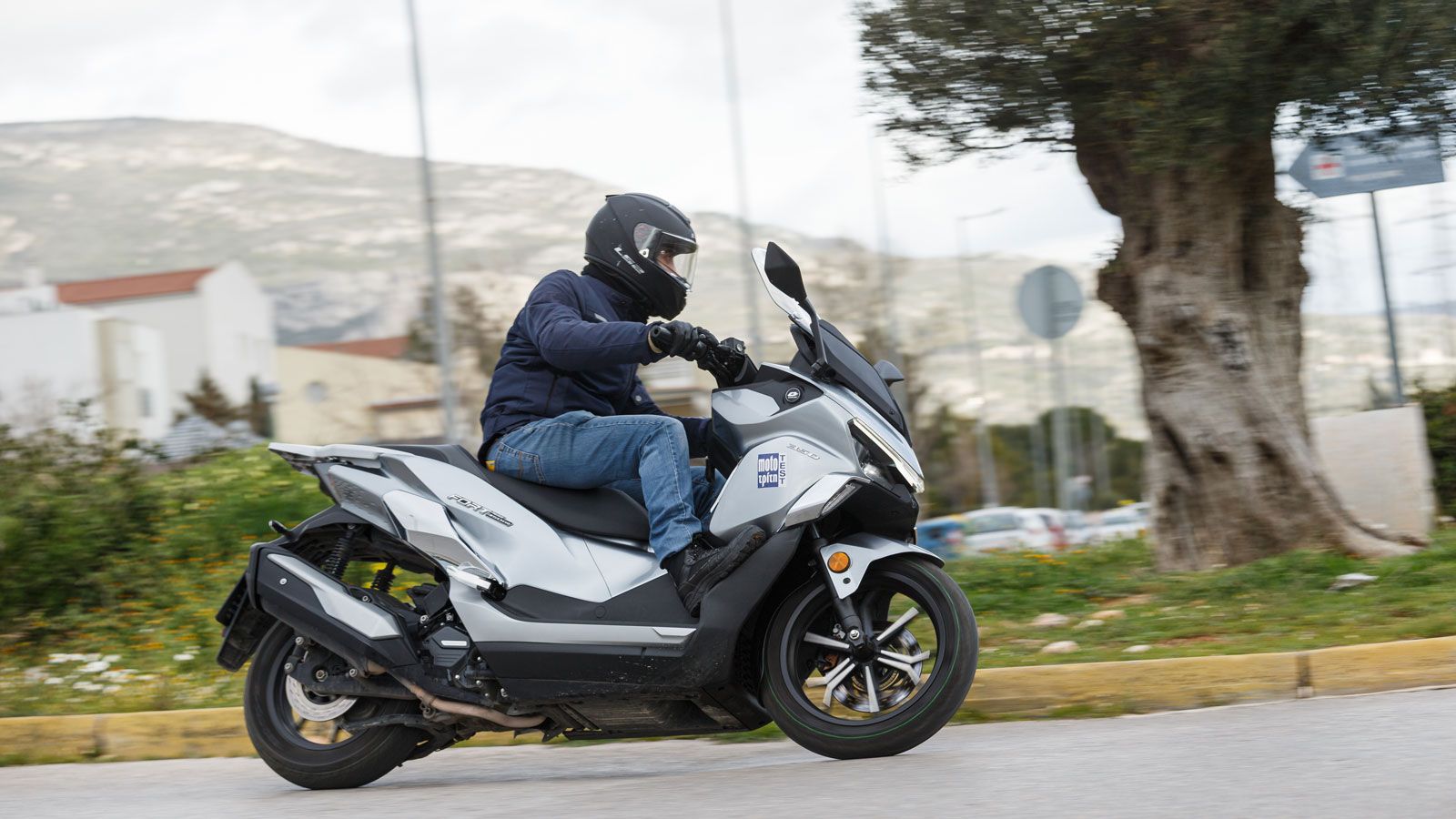 Μέσα στην πόλη, εκεί που συνήθως ο όγκος δυσκολεύει, το Fort 350 EVO σε εκπλήσσει. Παρά τα 187 κιλά πλήρες υγρών, εν κινήσει το βάρος εξαφανίζεται.