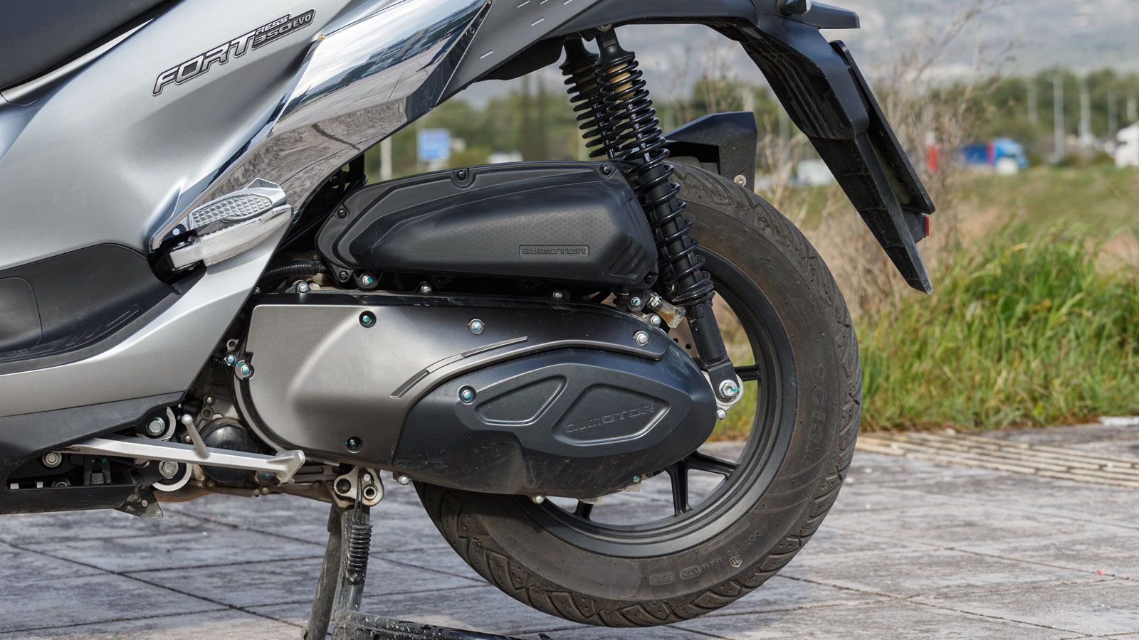 Ο υγρόψυκτος, τετραβάλβιδος μονοκύλινδρος κινητήρας του QJMOTOR Fort 350 EVO αποδίδει 30 ίππους στις 7.500 σ.α.λ. και 3,41 kgm ροπής στις 5.500 σ.α.λ.