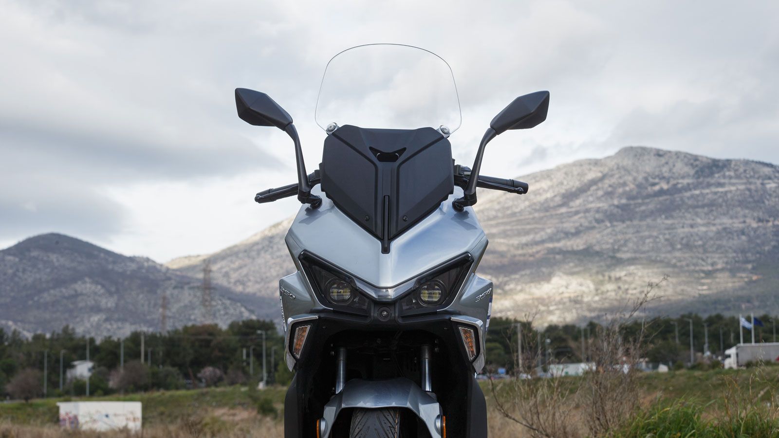  Οι καθρέφτες είναι μπροστά τοποθετημένοι και όχι στο τιμόνι, ενώ το εμπρός φτερό και οι ζάντες με το λεπτό σχεδιαστικό μοτίβο ενισχύουν τη σύγχρονη ε