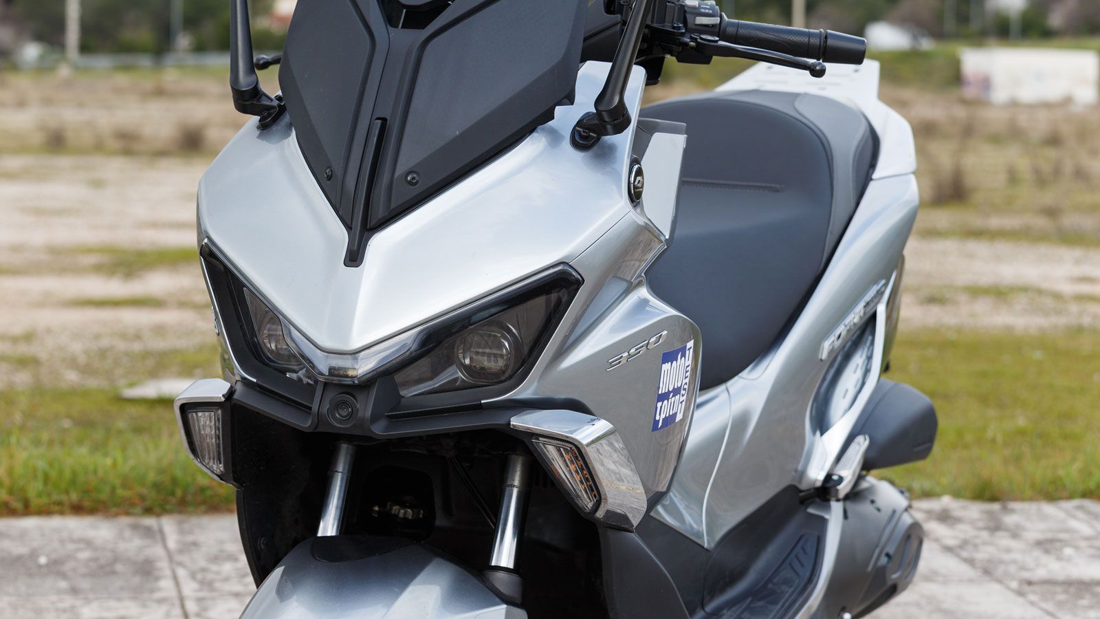 Το QJMOTOR Fort 350 EVO έχει έντονη σχεδιαστική ταυτότητα. Το εμπρός μέρος είναι επιθετικό, με πολυεπίπεδο φέρινγκ και αιχμηρά LED φωτιστικά σώματα πο