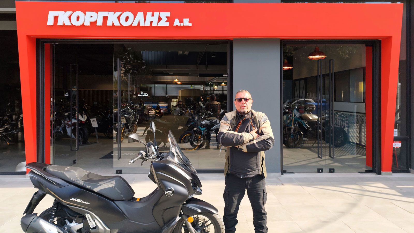 Ο Κωνσταντίνος Μητσάκης αναλαμβάνει την αποστολή, επιχειρώντας να διασχίσει περίπου 1.550 χιλιόμετρα με το QJMOTOR MTX 125, σε πραγματικές συνθήκες δρ