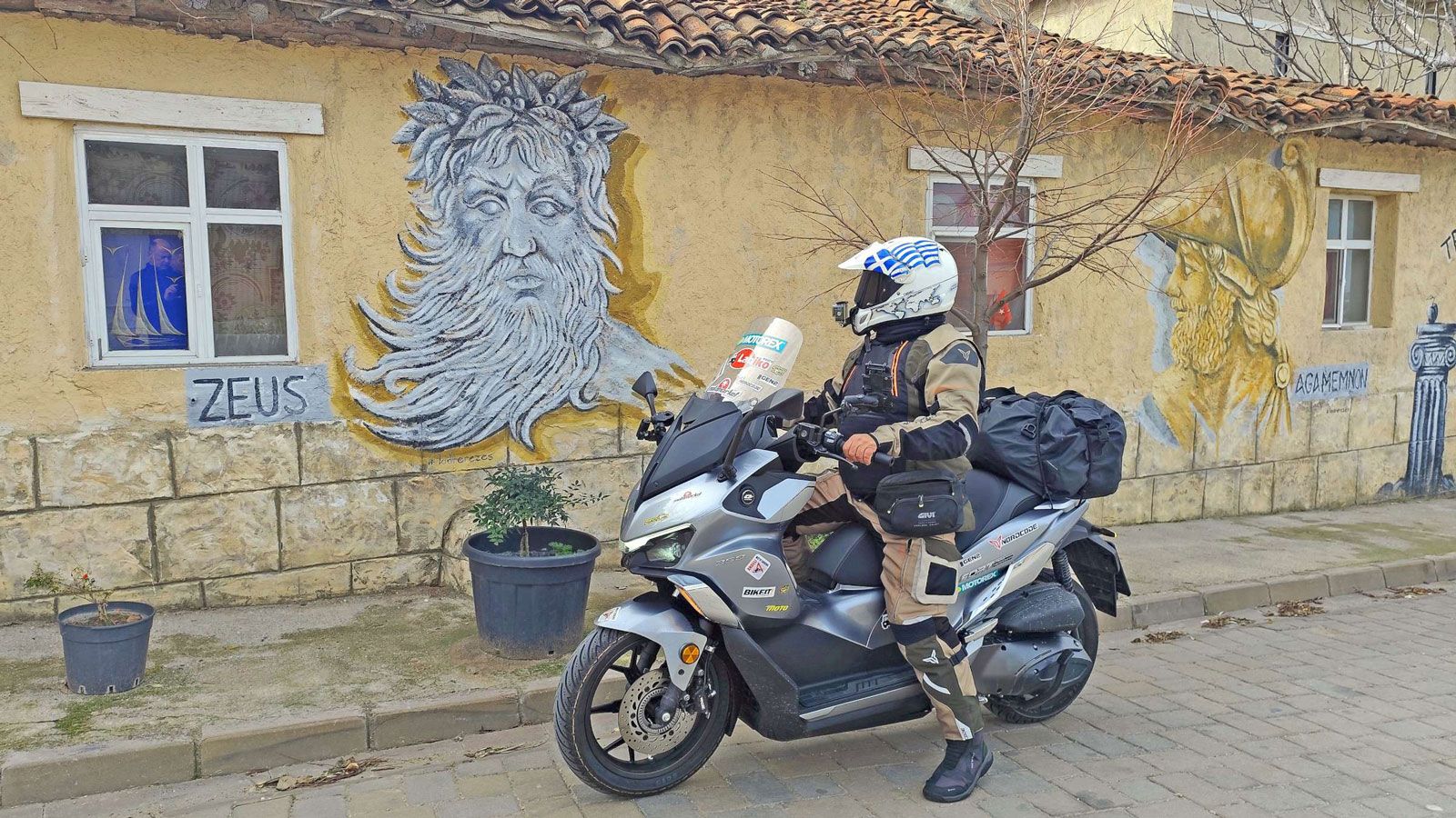 Το οδοιπορικό QJMOTOR IMBROS 2026 δεν περιορίστηκε στα τοπία της Ίμβρου. Με αφετηρία το λιμάνι Kabatepe, το ταξίδι συνεχίστηκε στη βορειοδυτική Μικρά 