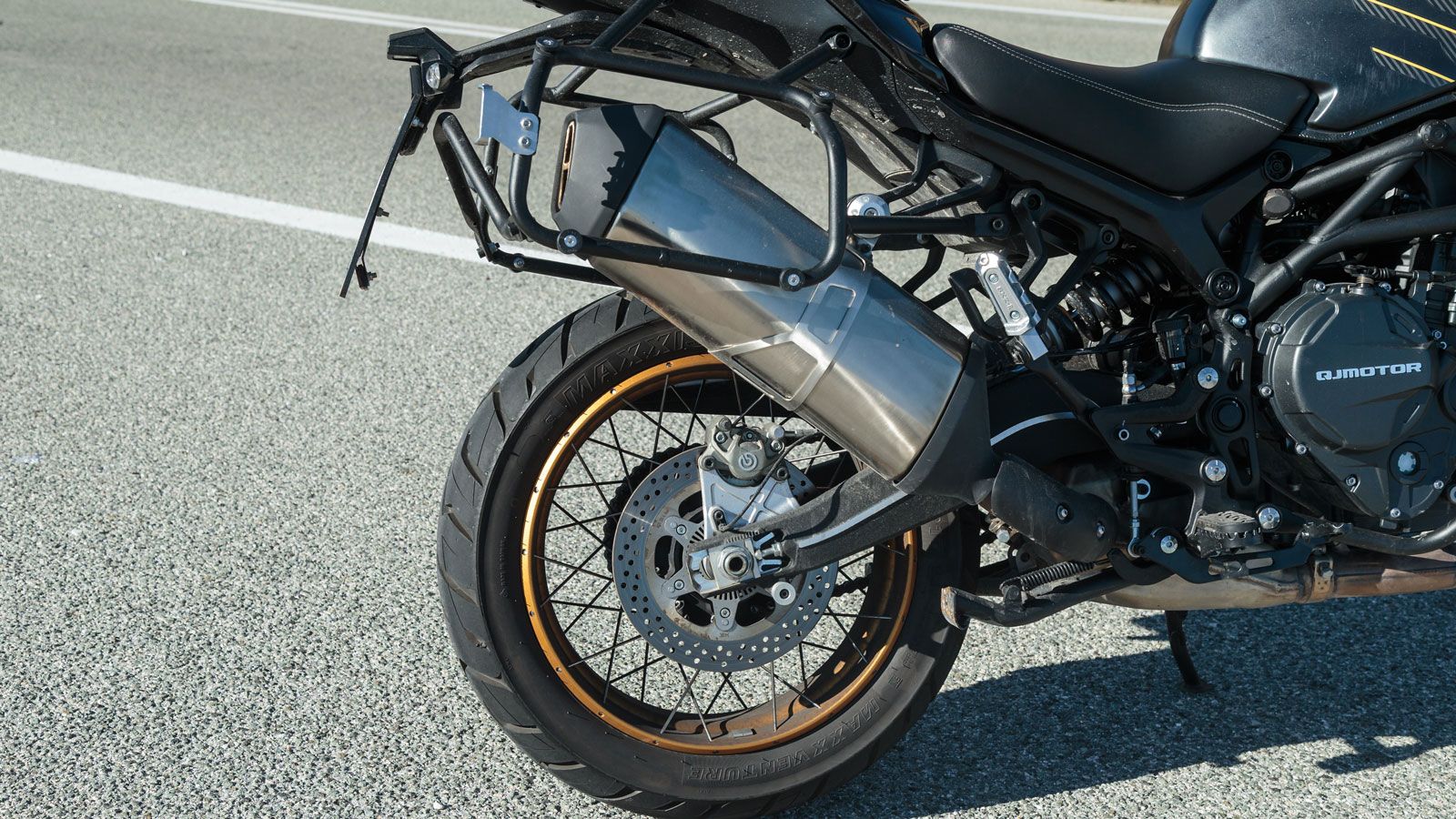 Πίσω, ο δίσκος 260 mm με διπίστονη δαγκάνα Brembo συμπληρώνει το σύνολο με σωστή δοσολογία και χωρίς υπερβολική παρεμβατικότητα.