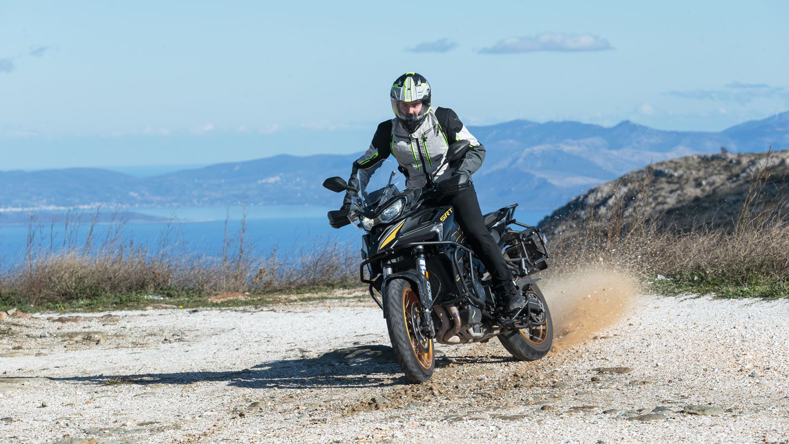 Σε βατούς χωματόδρομους η SRT 900SX κινείτε με ασφάλεια και έλεγχο, αρκεί να μην ξεχάσεις το βάρος της. 