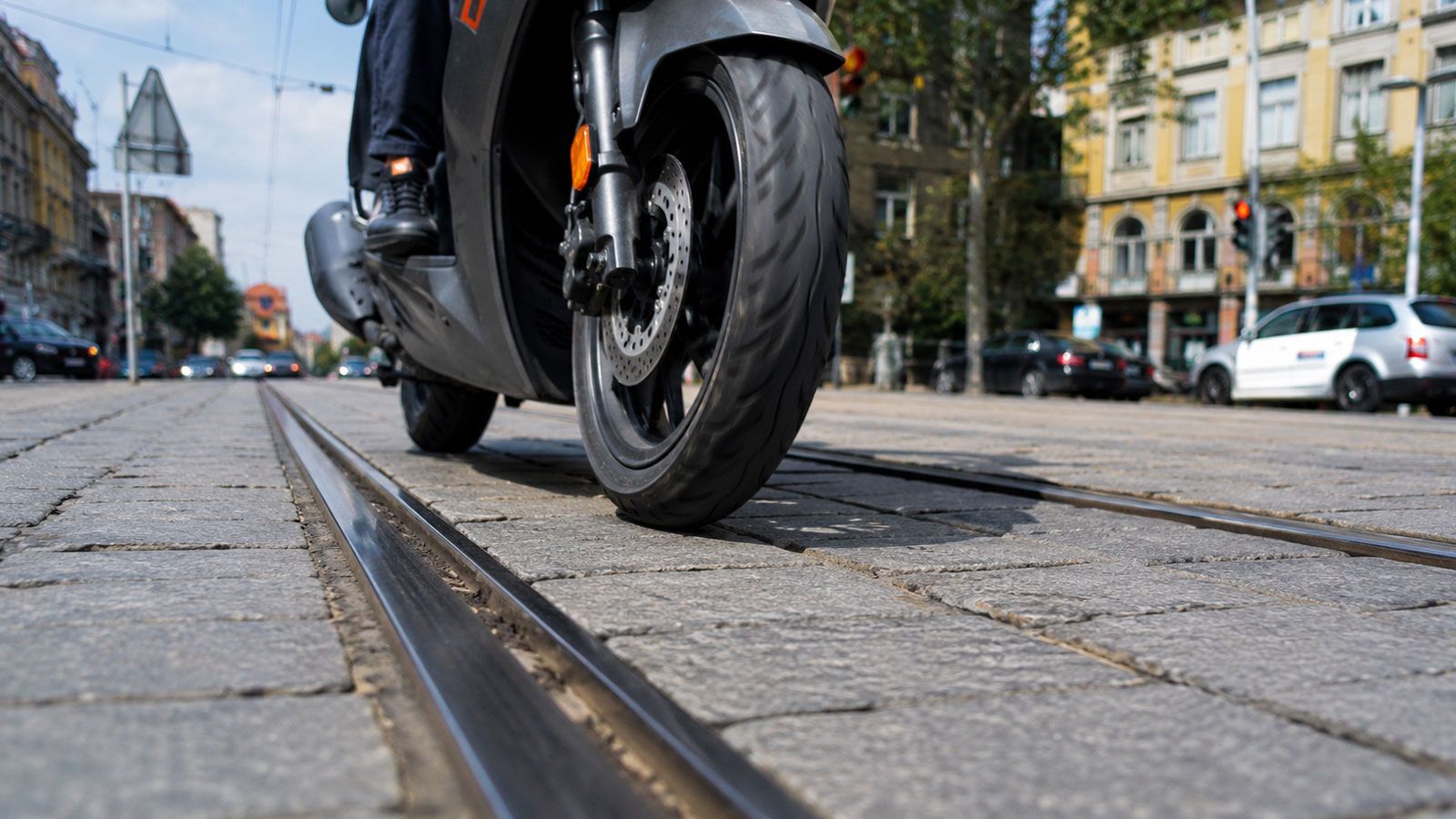 Για έναν αναβάτη scooter ή μοτοσυκλέτας, η πόλη κρύβει δεκάδες παγίδες. Λακκούβες, γλιστερή άσφαλτος, βαμμένες διαβάσεις και φυσικά οι περίφημες ράγες