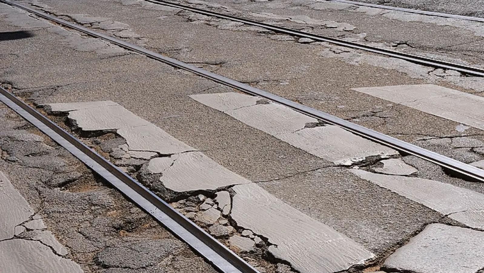 Ράγες και μοτοσυκλέτα: Πώς να τις περνάς σωστά χωρίς να βρεθείς στο έδαφος