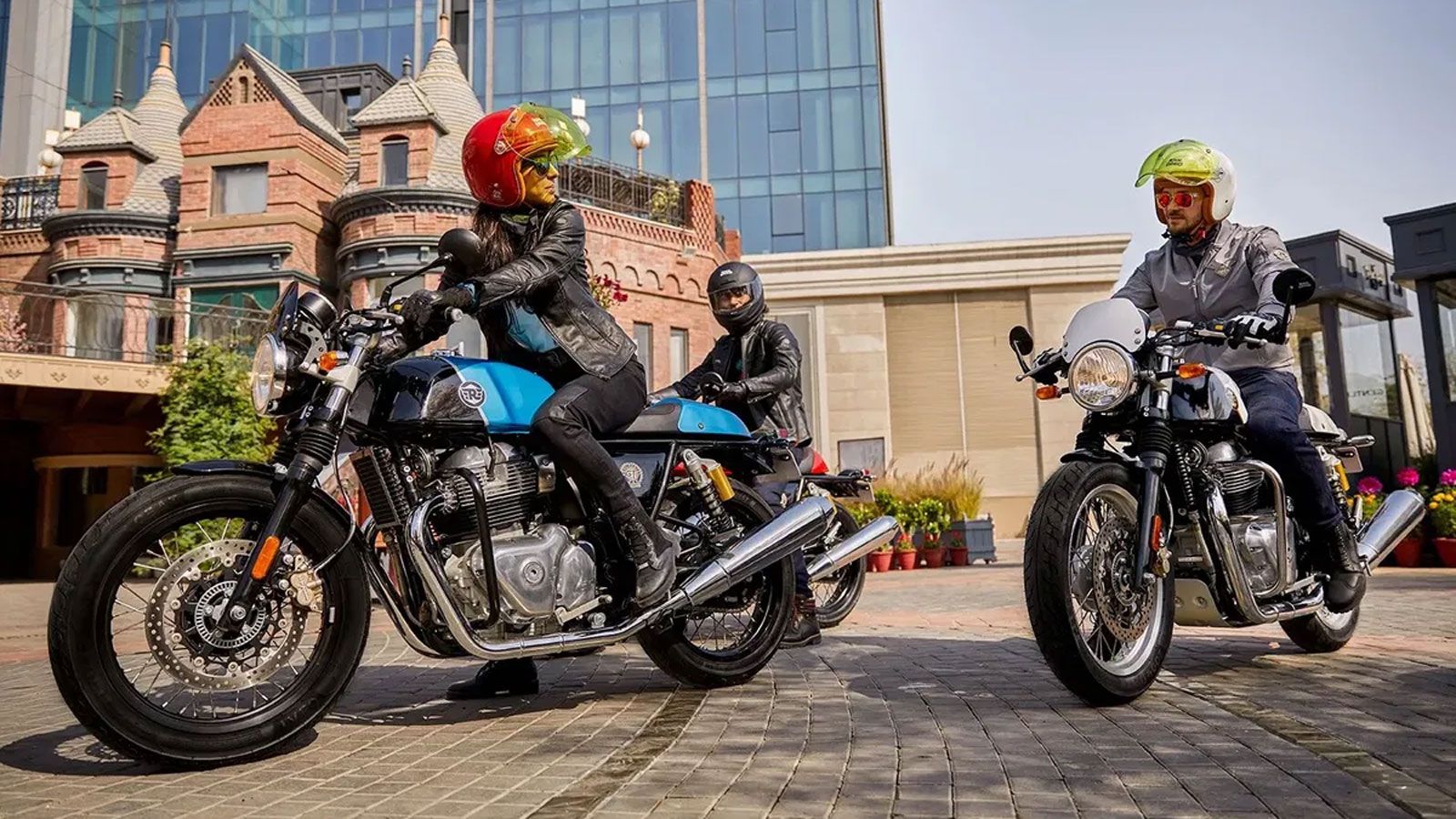 Royal Enfield Interceptor 650 και Continental GT 650 σε αστικό περιβάλλον με αναβάτες, ρετρό δικύλινδρες μοτοσυκλέτες με χρωμιωμένες εξατμίσεις.