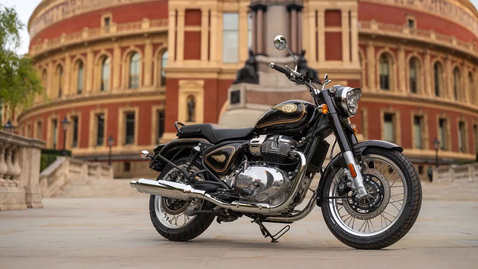 Royal Enfield Bullet 650 με κλασική σχεδίαση μπροστά σε ιστορικό κτήριο, δικύλινδρη 650cc με χρωμιωμένες λεπτομέρειες.