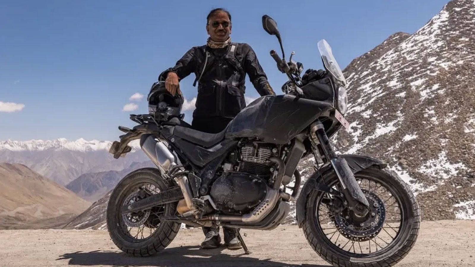 Royal Enfield Himalayan 750 σε δοκιμή στα Ιμαλάια με αναβάτη και ορεινό φόντο, adventure μοτοσυκλέτα με ακτινωτούς τροχούς.