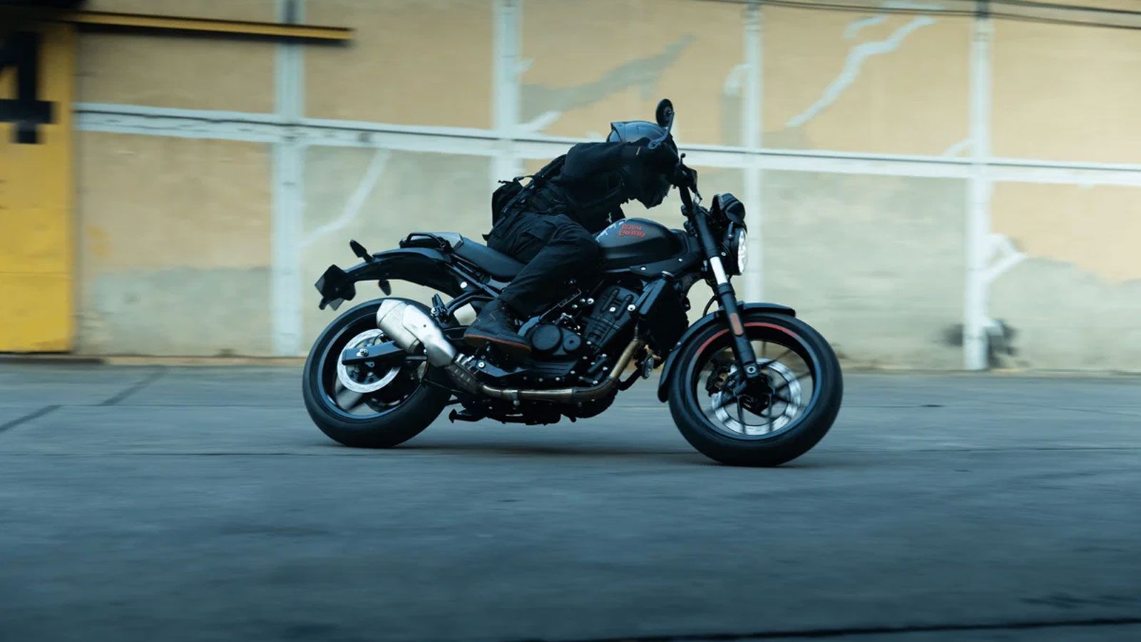 Η νέα Royal Enfield Guerrilla 450 Apex βασίζεται στην ήδη γνωστή πλατφόρμα Sherpa, όμως φέρνει αλλαγές που στοχεύουν περισσότερο στην αίσθηση οδήγησης