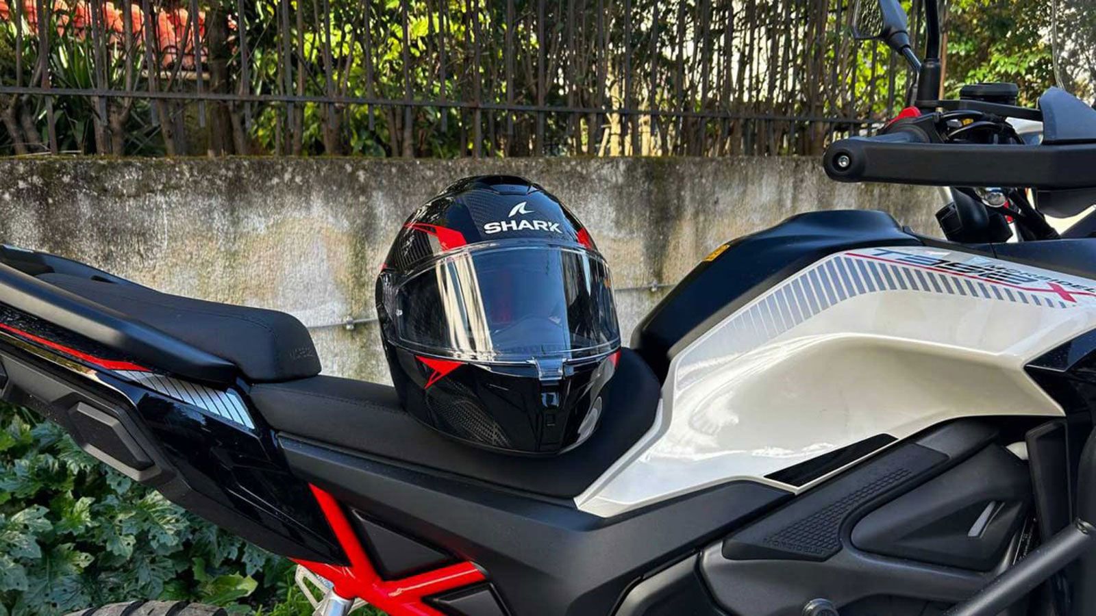 Η Shark έχει δώσει επίσης βάρος στο οπτικό και λειτουργικό κομμάτι. Το Spartan GT PRO Carbon διαθέτει αντιχαρακτική ζελατίνα οπτικής κλάσης 1 και κλεί