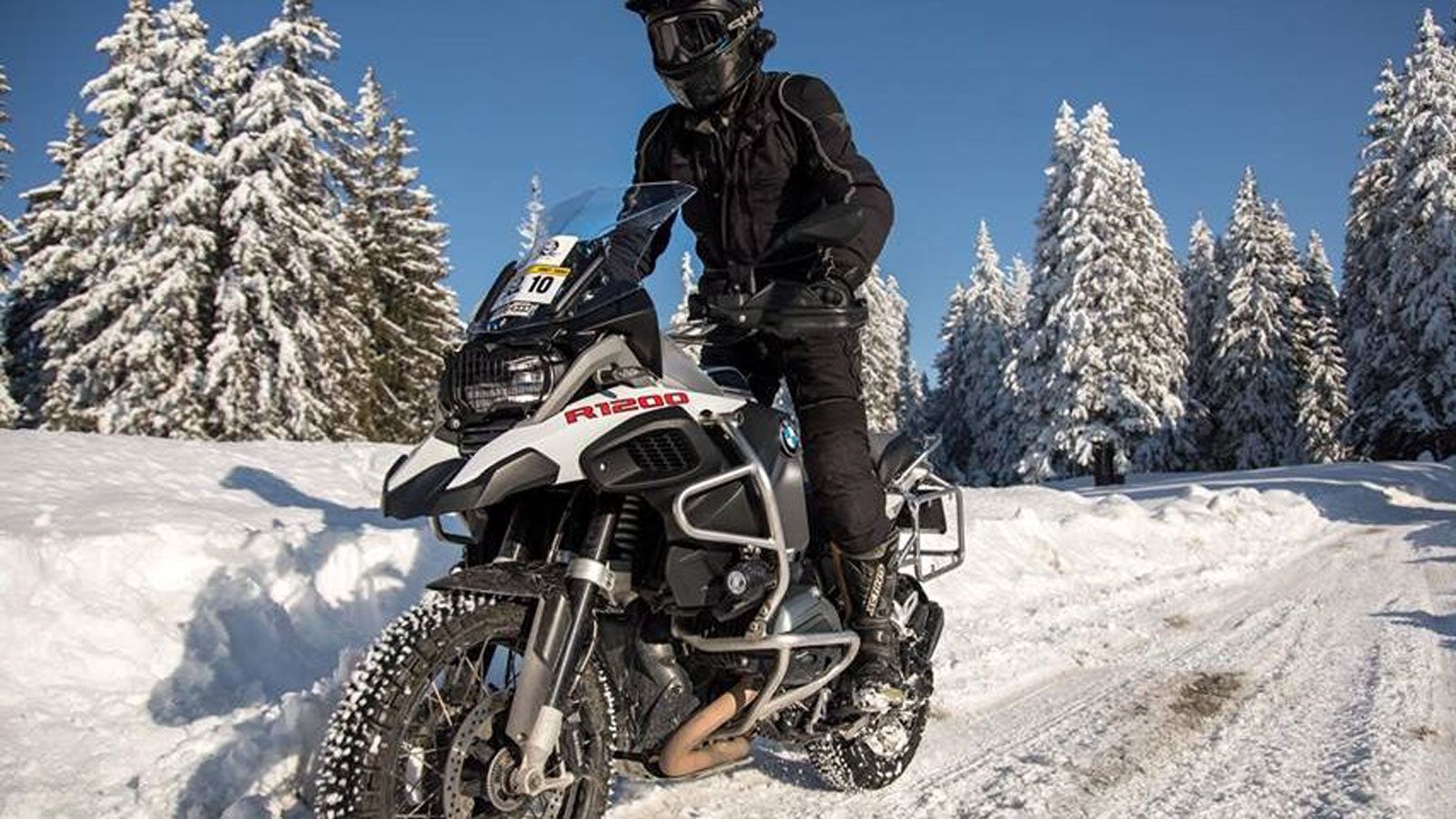 Η νομοθεσία προβλέπει ότι η υποχρέωση χρήσης χειμερινών ελαστικών ή αντιολισθητικού εξοπλισμού αφορά τα μηχανοκίνητα οχήματα, εξαιρώντας ρητά μοτοσυκλ