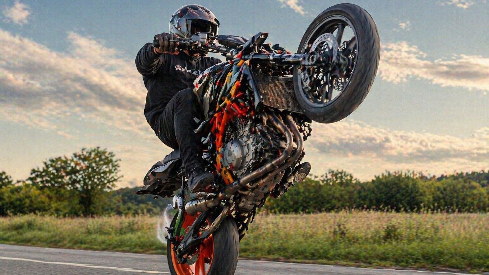 Όμως πρέπει να ξεκαθαριστεί κάτι από την αρχή: η σούζα σε δημόσιο δρόμο απαγορεύεται και είναι επικίνδυνη τόσο για τον αναβάτη όσο και για τους γύρω τ