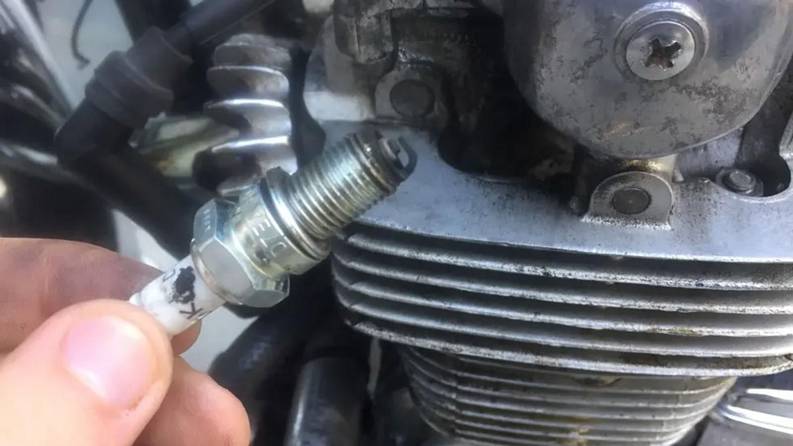 Ο τακτικός έλεγχος του μπουζί μπορεί να αποκαλύψει πολλά για την κατάσταση του κινητήρα. Η εικόνα των ηλεκτροδίων λειτουργεί σαν μικρή «διάγνωση» της 