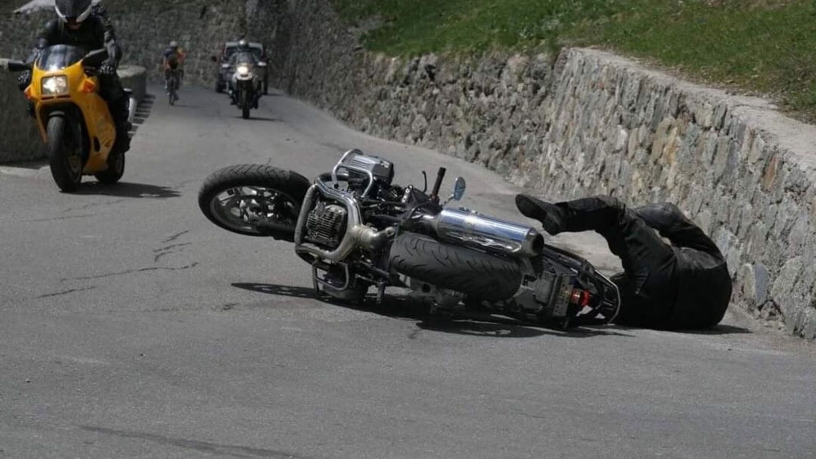 Πολλοί πιστεύουν ότι φταίει ο δρόμος ή η κακή άσφαλτος. Στην πράξη όμως, το Stelvio δεν θεωρείται επικίνδυνος δρόμος λόγω κατασκευής. 