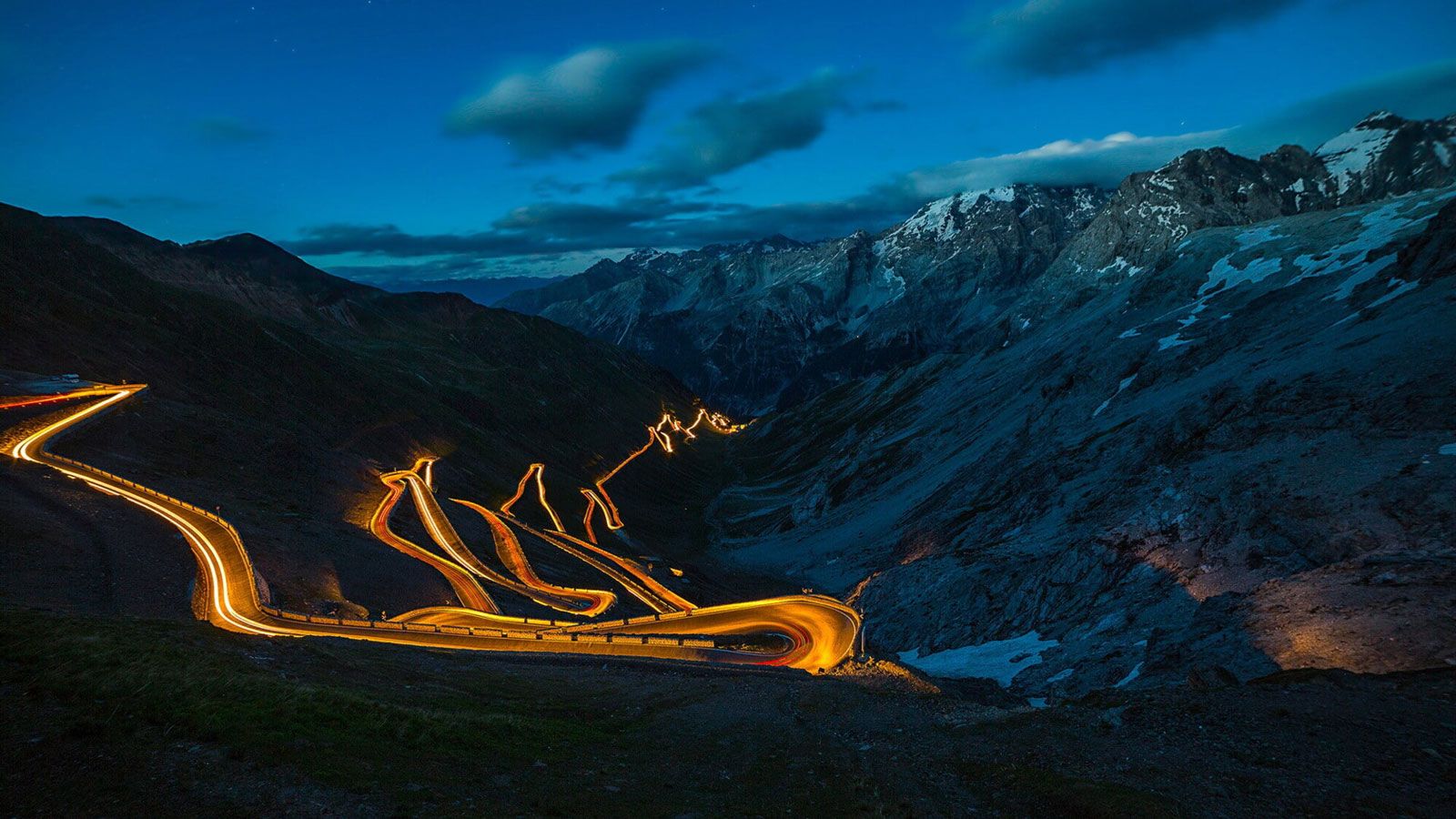 Το Stelvio τελικά είναι σχολείο οδήγησης. Δεν συγχωρεί τις κακές συνήθειες και δείχνει ξεκάθαρα ότι ακόμη και στο ταξίδι, η σωστή τεχνική είναι το σημ