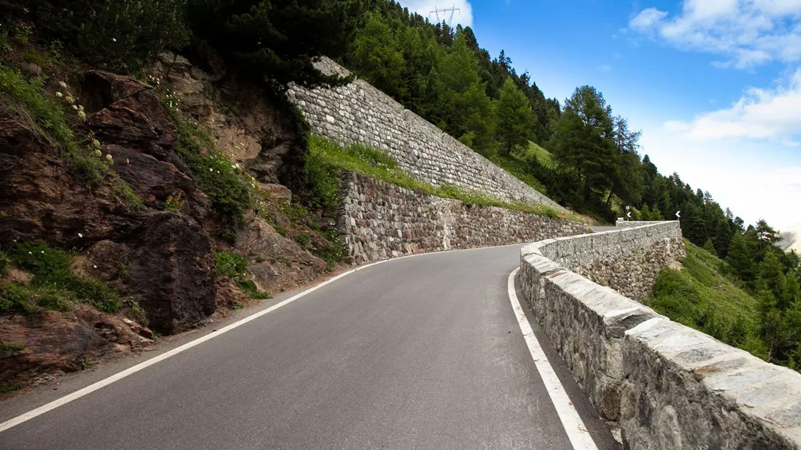 Το Passo Stelvio είναι προσκύνημα για κάθε φίλο των δύο τροχών