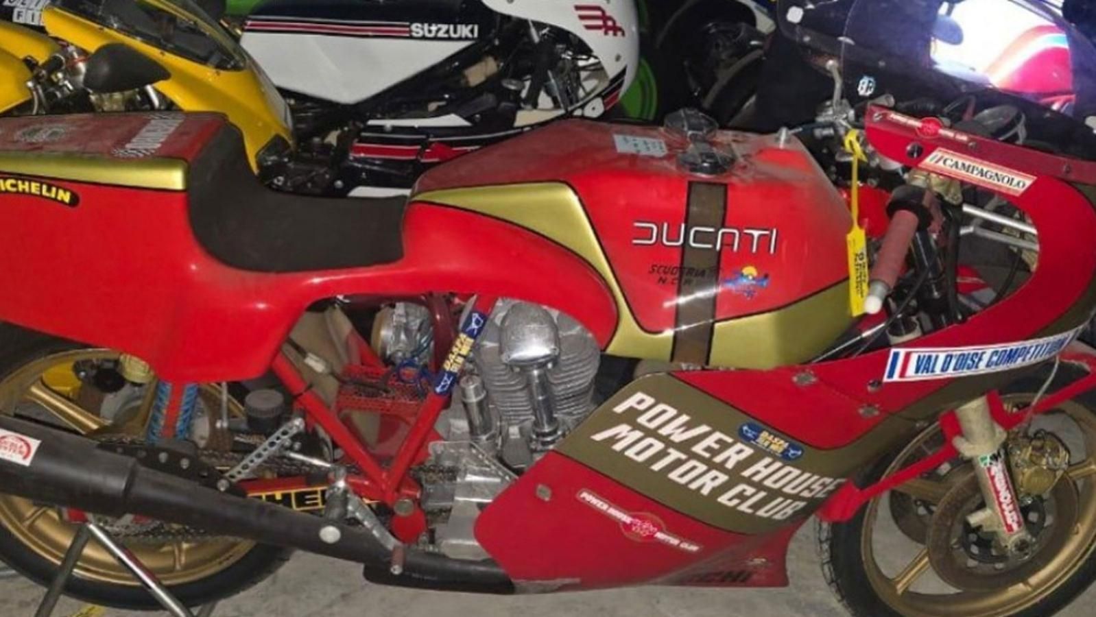 Για τον κόσμο της μοτοσυκλέτας, οι εικόνες από την αποθήκη προκαλούν πραγματικό σοκ. Αν και δεν έχει επιβεβαιωθεί επίσημα ποια από τα μοντέλα είναι αυ