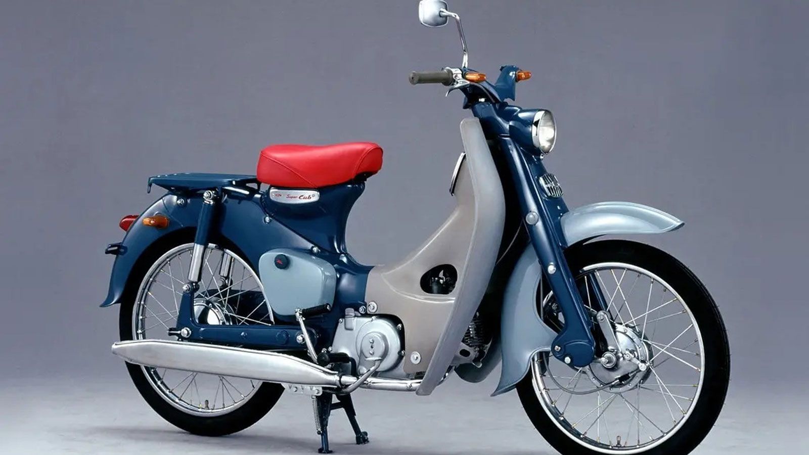 Η εξέλιξη του Honda Super Cub ξεκίνησε το 1957 με στόχο κάτι που τότε φάνταζε σχεδόν αδύνατο. Οι μηχανικοί της Honda έπρεπε να δημιουργήσουν έναν μικρ