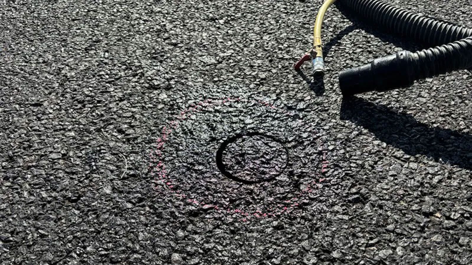 Η κίνηση αυτή αφορά τμήματα του οδοστρώματος που θα αφαιρεθούν στο πλαίσιο των έργων και θα διατεθούν ως συλλεκτικά αντικείμενα.
