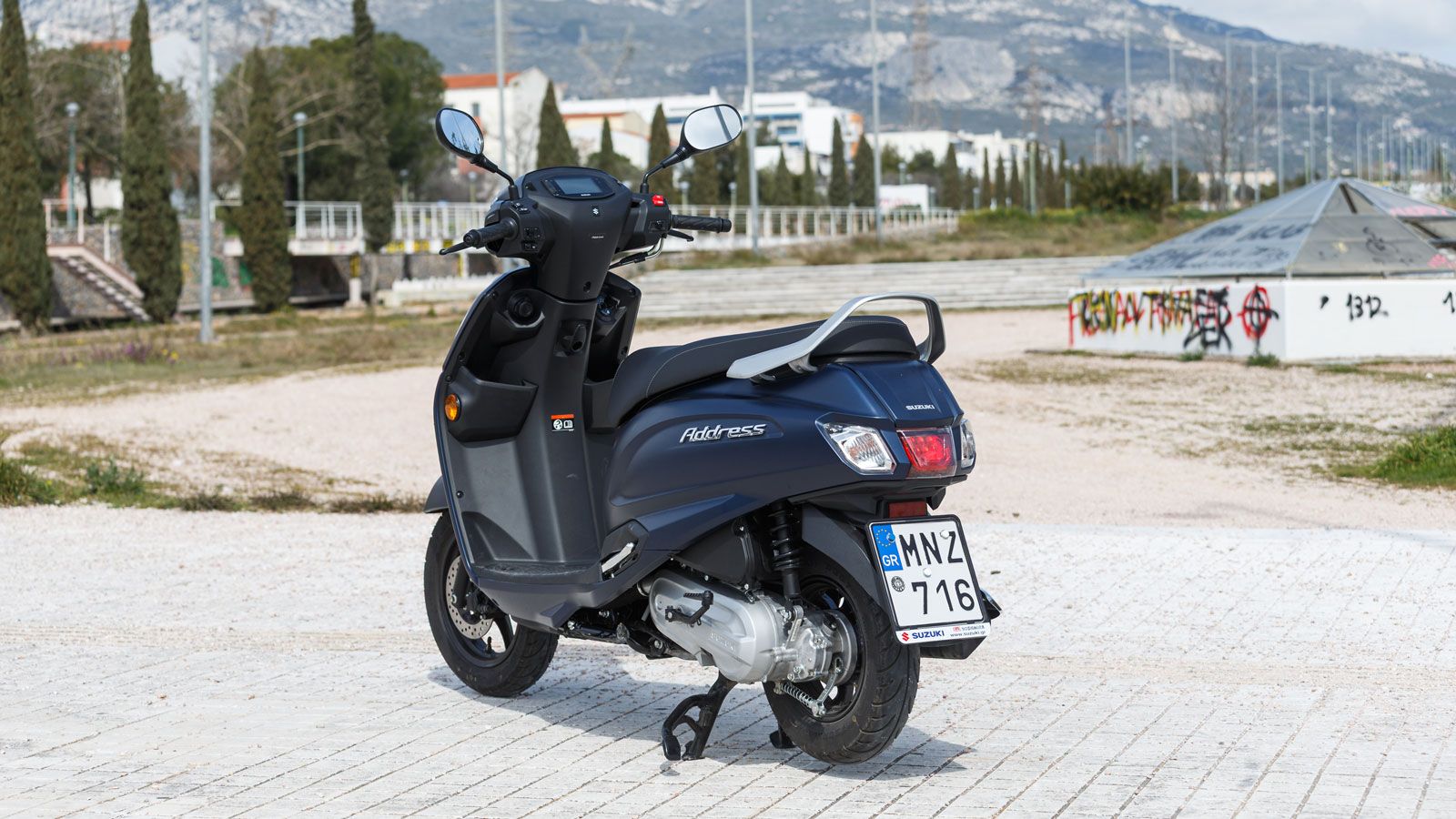 Οι τροχοί έχουν μικρές διαστάσεις, όπου μπροστά ο τροχός είναι 12 ιντσών και χρησιμοποιείται ελαστικό 90/90-12, ενώ πίσω τοποθετείται 10 ίντσες τροχός
