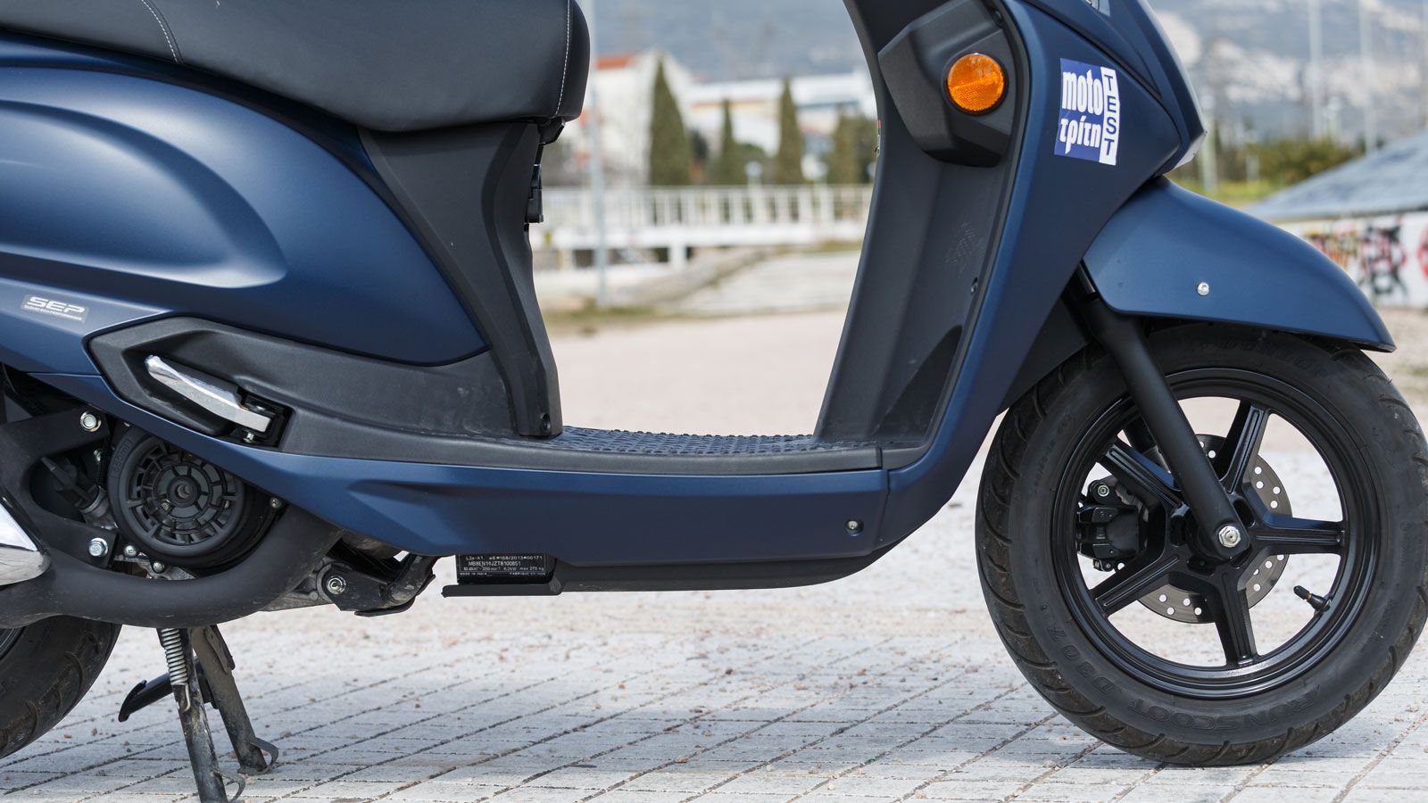 Αυτό συμπληρώνεται και από τον μεγάλο χώρο στο επίπεδο πάτωμα, που παρότι δεν είναι τύπου GT που μπορείς να βάλεις τα πόδια σου «μπροστά», σου δίνει τ