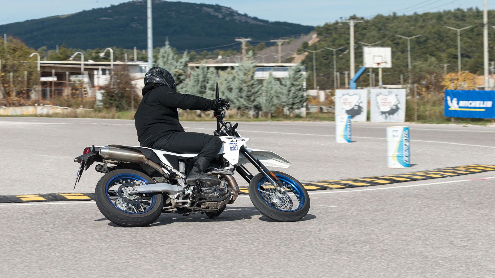 Η πληροφόρηση από το μπροστινό είναι ξεκάθαρη και το σύνολο σου επιτρέπει να οδηγείς με ρυθμό, χωρίς να σε φοβίζει ή να σε αιφνιδιάζει. 